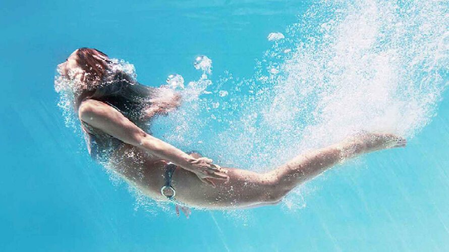 В душе после бассейна. Подводная йога девушки. Аква йога. Прыжки в воду картинки. Фон для презентации плавание.
